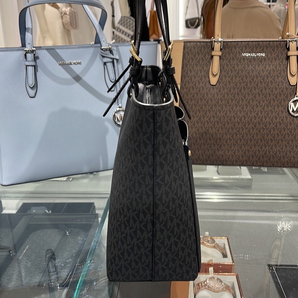 MICHAEL KORS JET SET TRAVEL MEDIUM DOUBLE POCKET TOTE
BLACK SIGNATURE
NWT - Picture 3 of 16